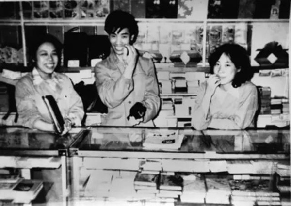 1980年民生百货商店本子柜组的营业员进行交接班.jpg