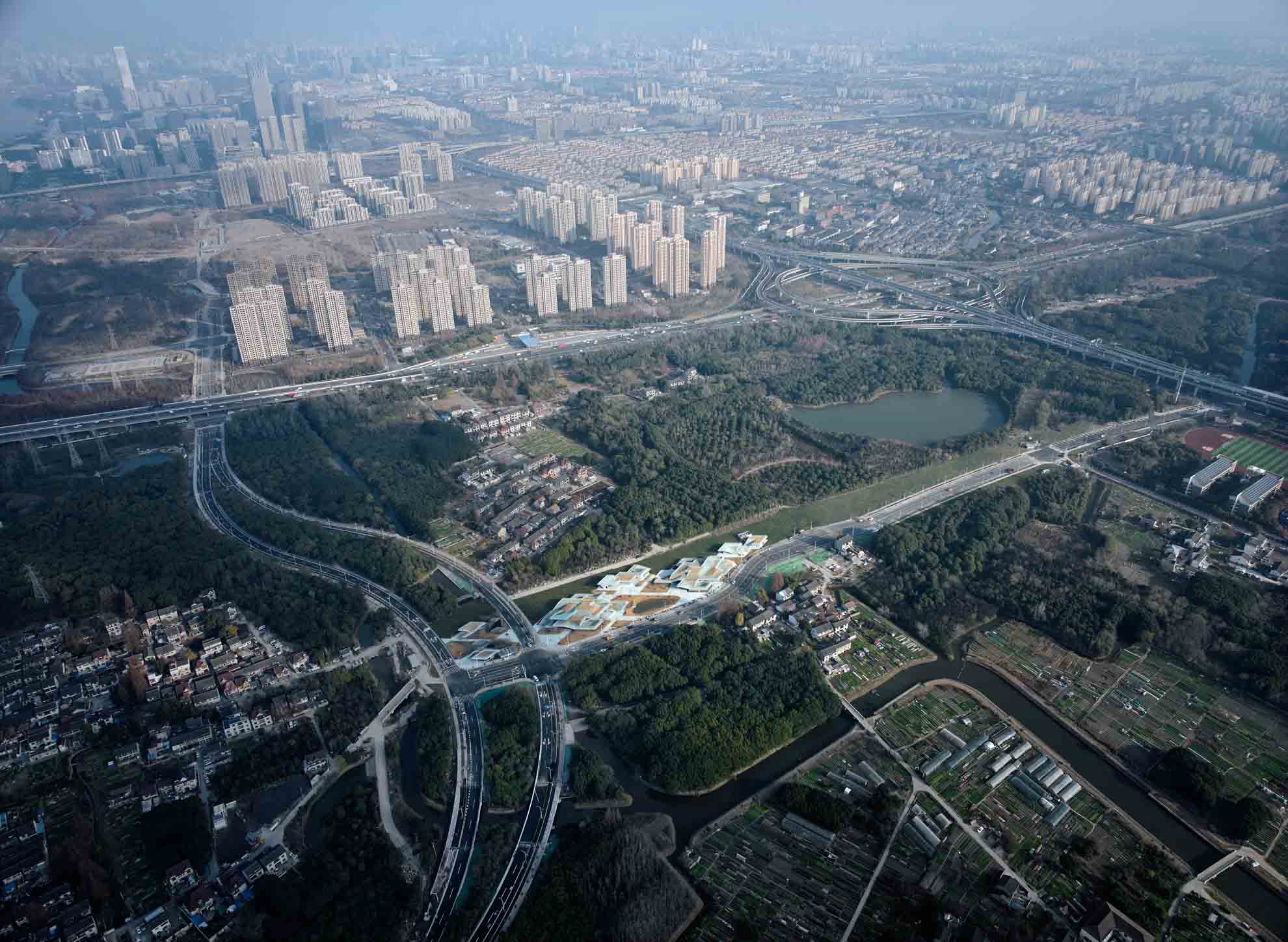 01_入林 总体鸟瞰，Aerial view of the site.  ©章鱼见筑.jpg