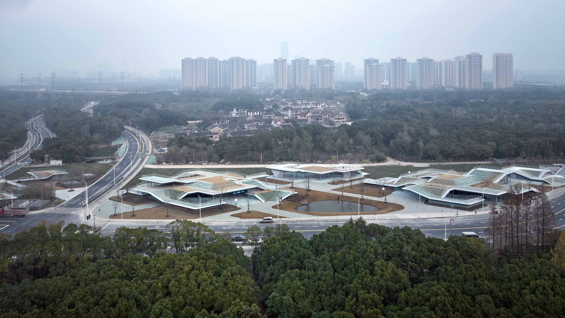 02_悬浮于林海之间的人工丘岳1，Artificial hills suspended among natural forests (1).  ©章鱼见筑.jpg