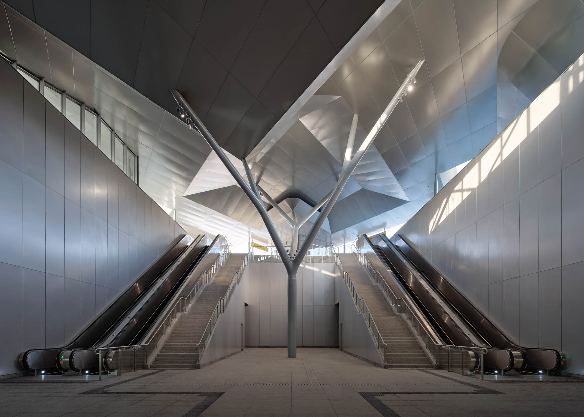 12_站厅树形柱，The tree-shaped columns in the concourse on the basement level.   ©章鱼见筑.jpg